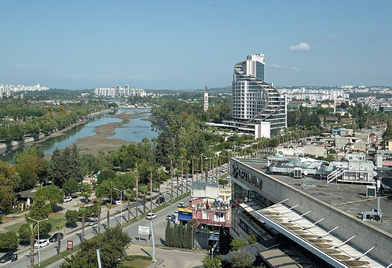 Seyhan Nehri ve şehir silüeti