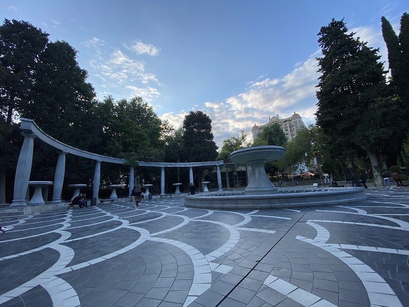 Fəvvarələr Meydanı (Fountains Square)