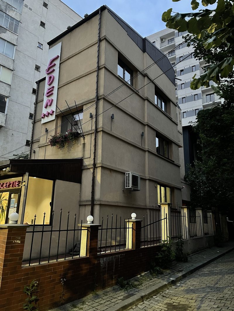 Guesthouse / Eden