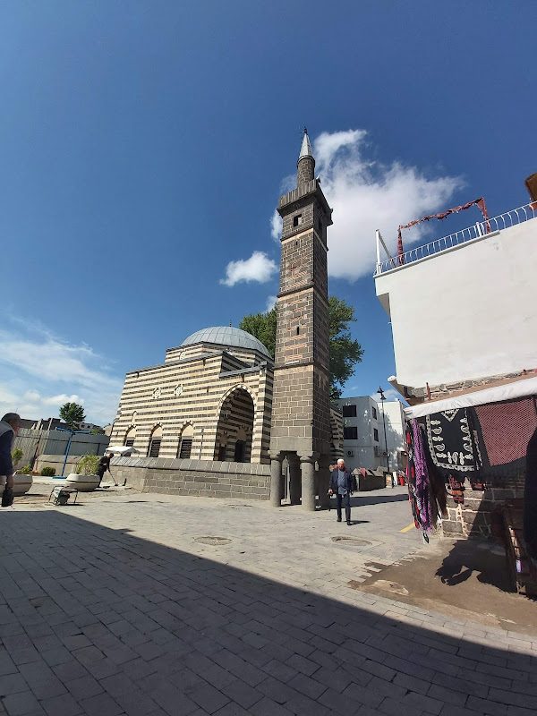 Dört Ayaklı Minare (Şeyh Mutahhar Camii)