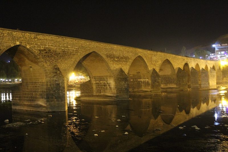 On Gözlü Köprü gece ışıkları altında