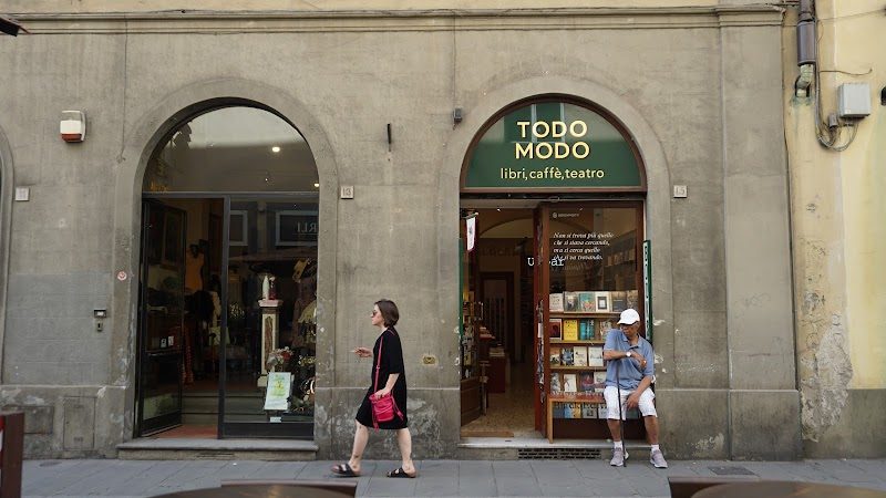 Todo Modo (Kitapçı + Şarap Barı)