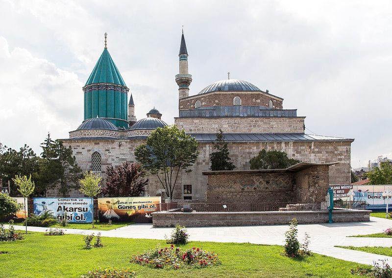 Mevlana Müzesi avlu ve çeşme