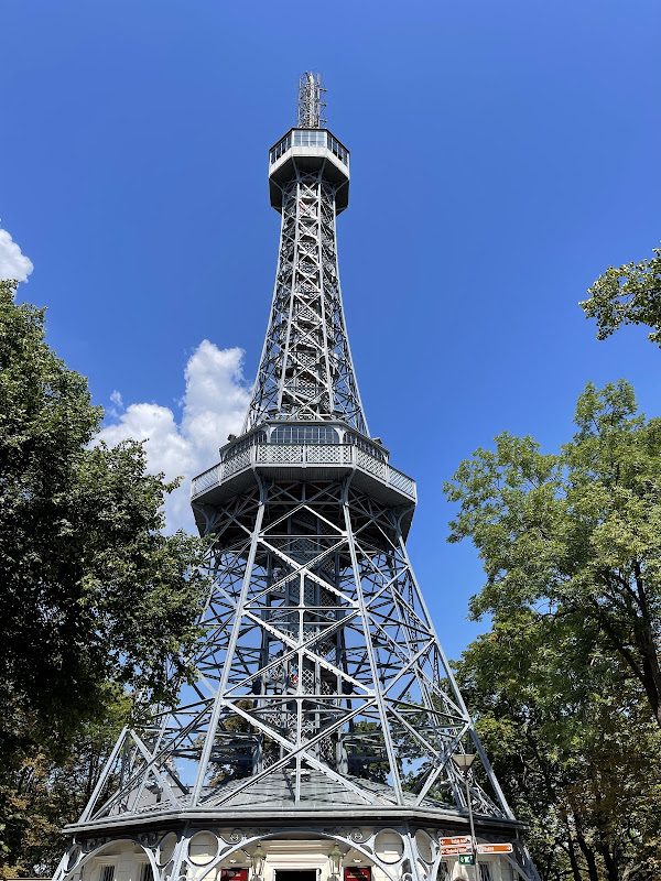 Petřín Tepesi ve Gözetleme Kulesi