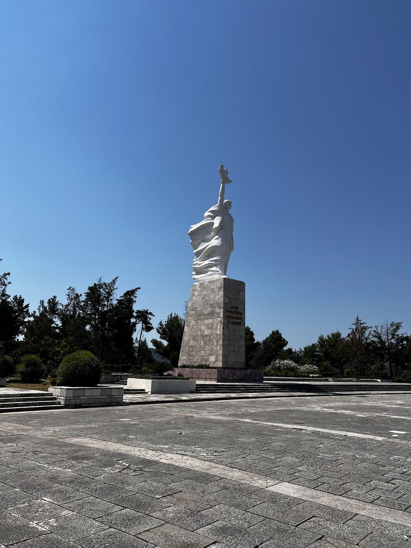 Halkın Şehitleri Mezarlığı (Varrezat e Dëshmorëve)