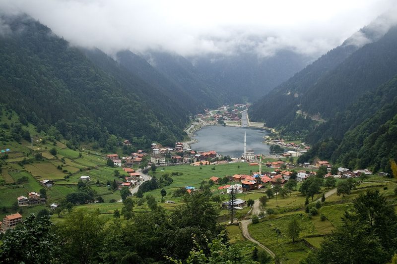 Uzungöl gölü ve köy manzarası
